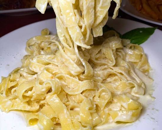 Order Traditional Fettuccine Alfredo food online from 3 Brothers Pizza Cafe store, Farmingdale on bringmethat.com