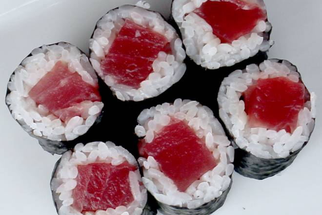 Order Tuna Roll food online from Daruma Restuarant store, Mesa on bringmethat.com
