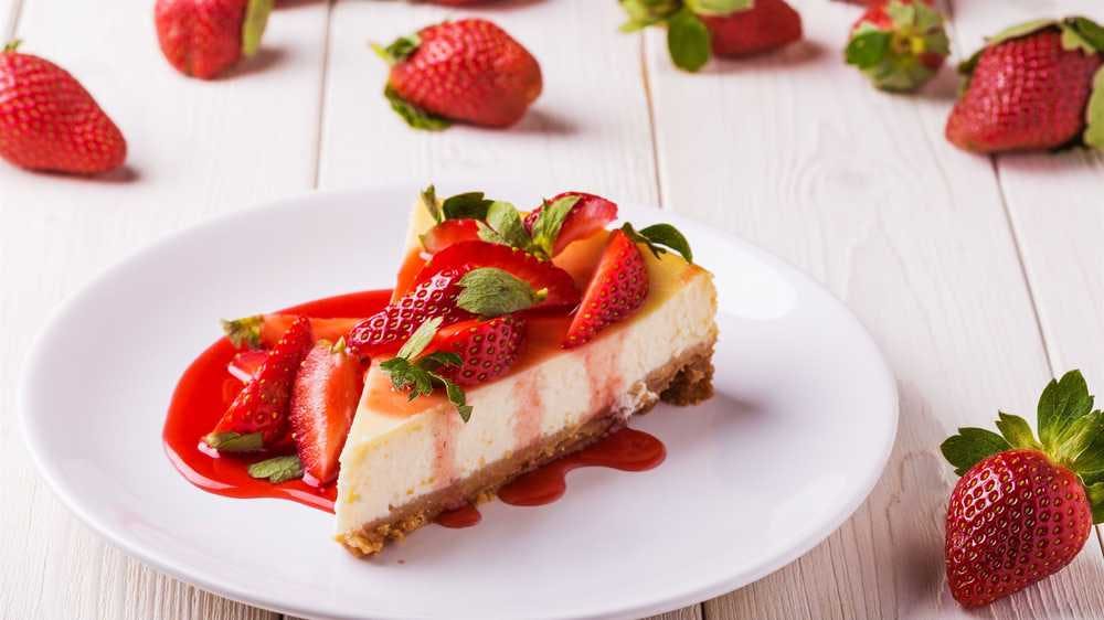 Order Strawberry Cheesecake - Dessert food online from Super Kennedy Chicken store, Bronx on bringmethat.com