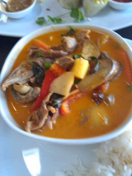 Order 34. Roasted Duck Curry food online from Bua Luang Thai  store, Albany on bringmethat.com