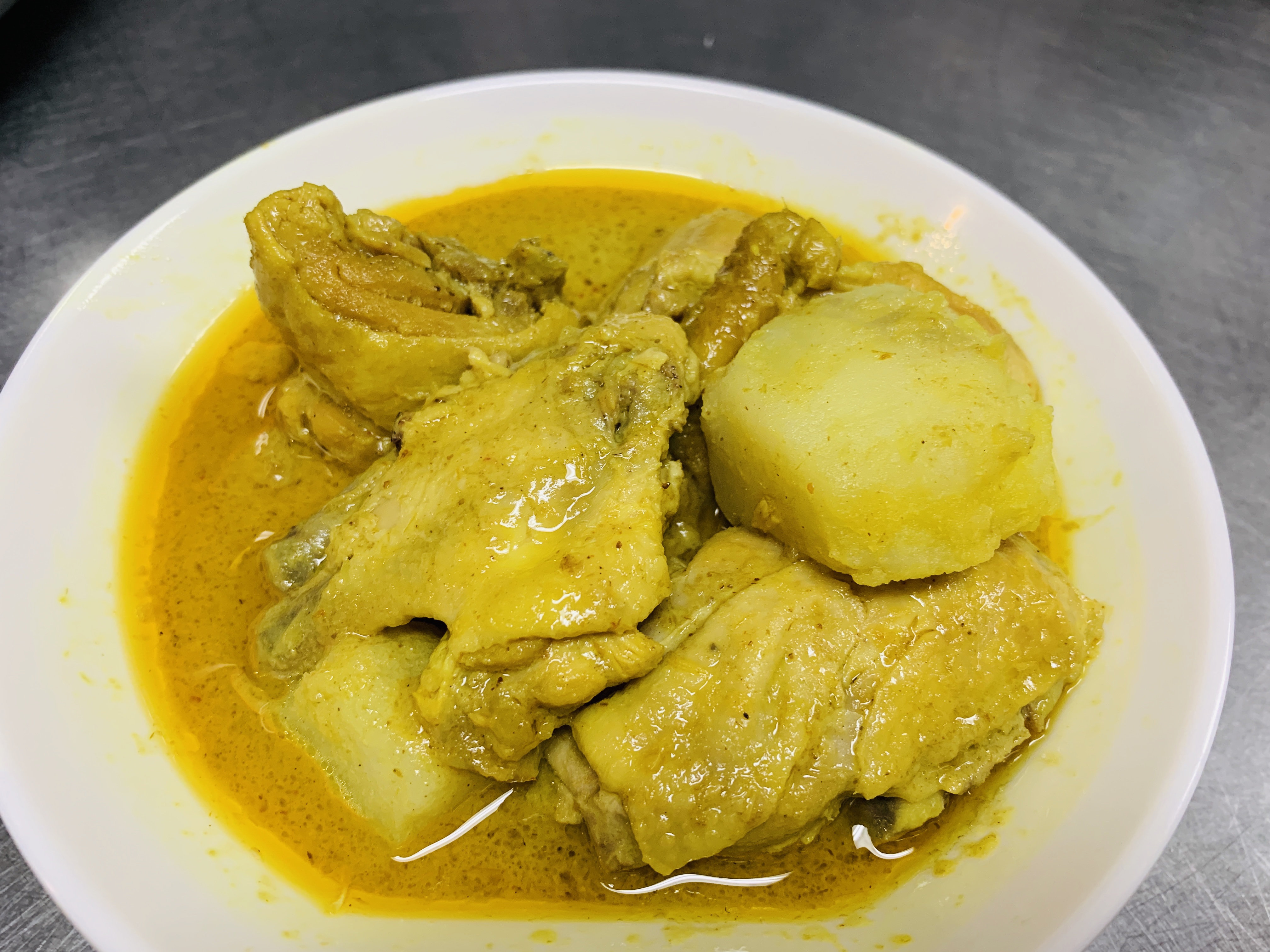 Order Yellow Curry  food online from Shine Thai Cuisine store, Daly City on bringmethat.com