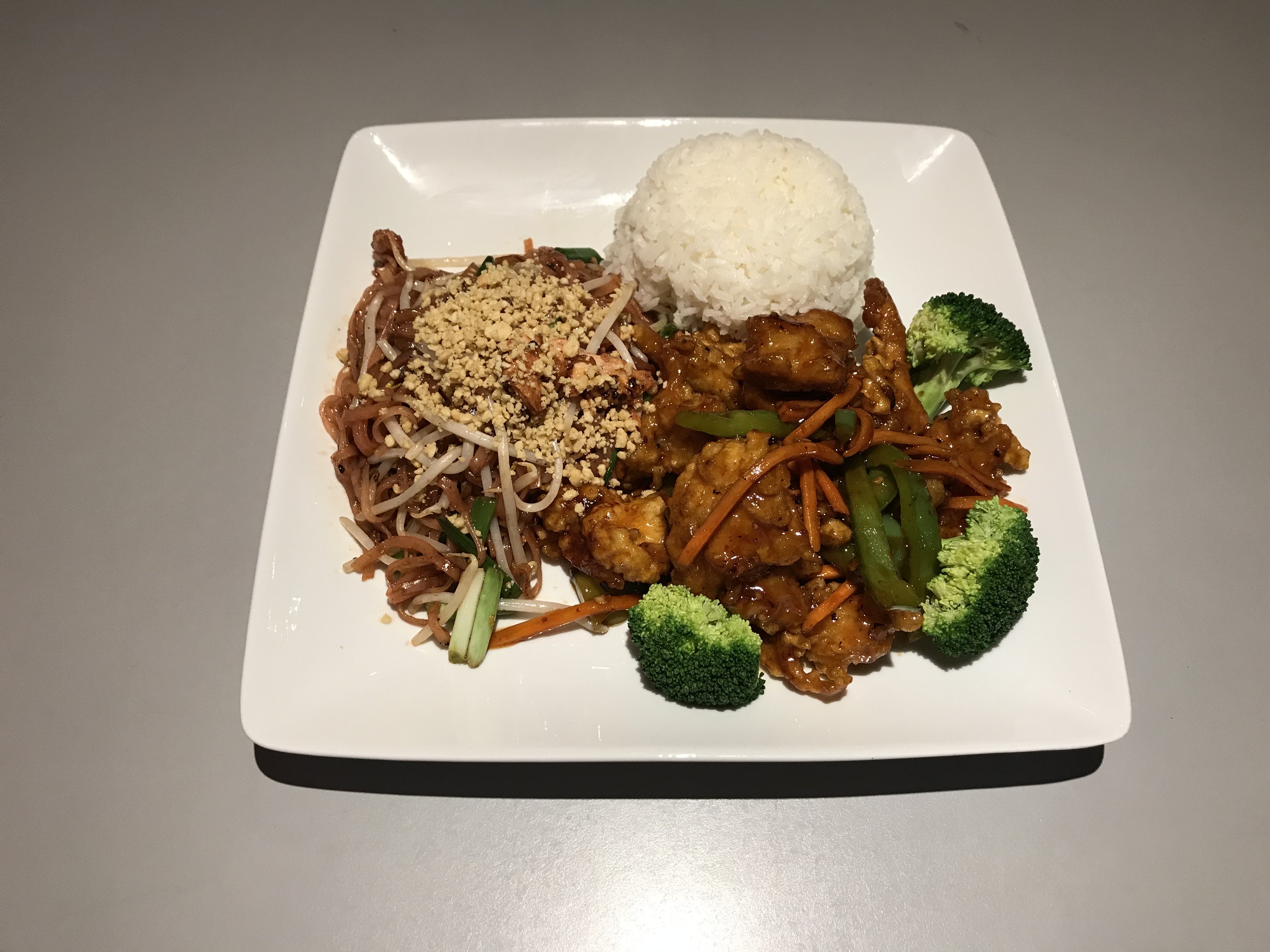 Order Combo General Tso's Chicken food online from Chiangmai Thai Restaurant store, Lynnwood on bringmethat.com
