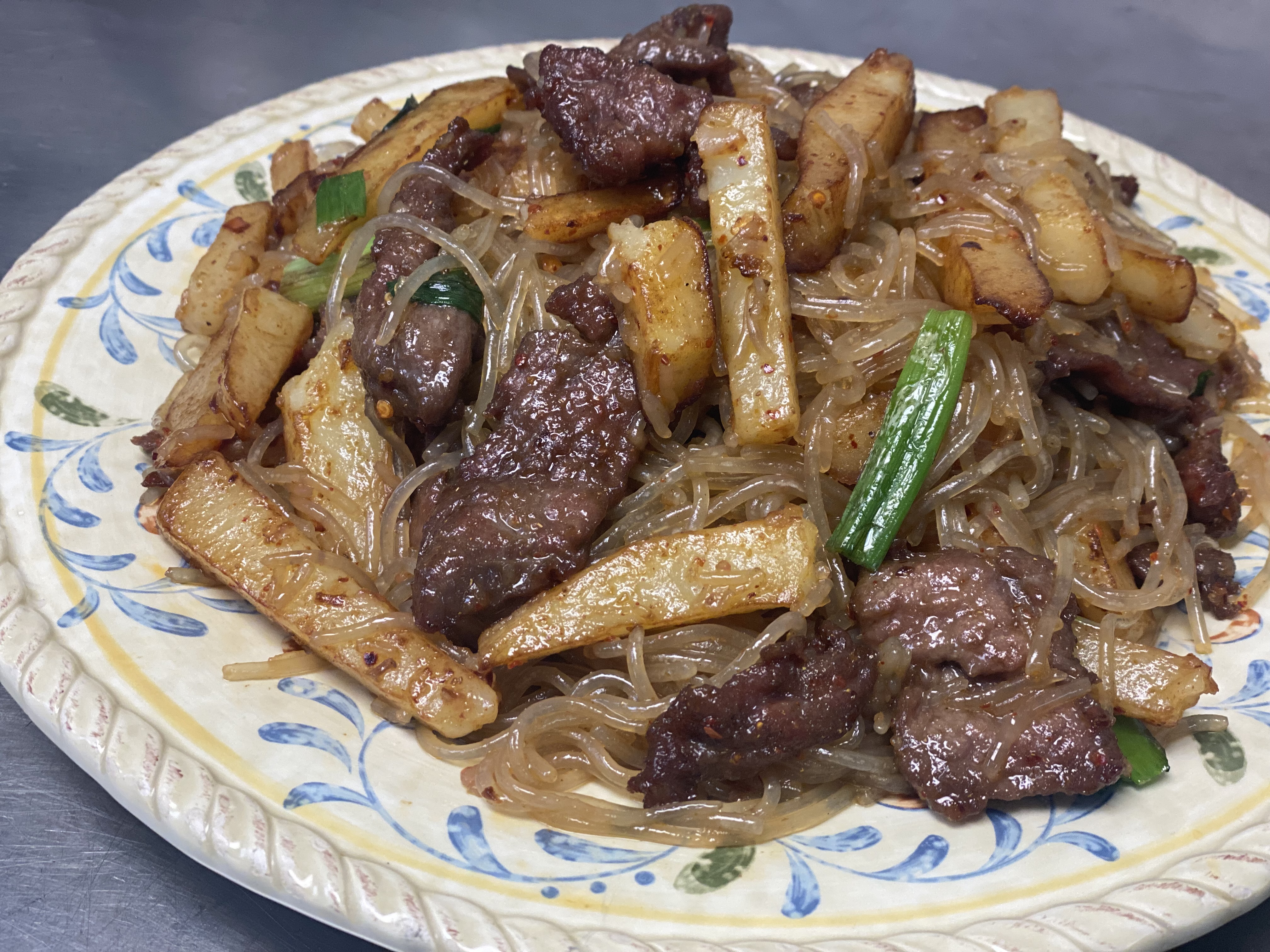 Order NU16. Five Spice Beef with Stir Fried Noodle 五香牛肉炒粉 food online from Uncle Chen Primetime store, State College on bringmethat.com