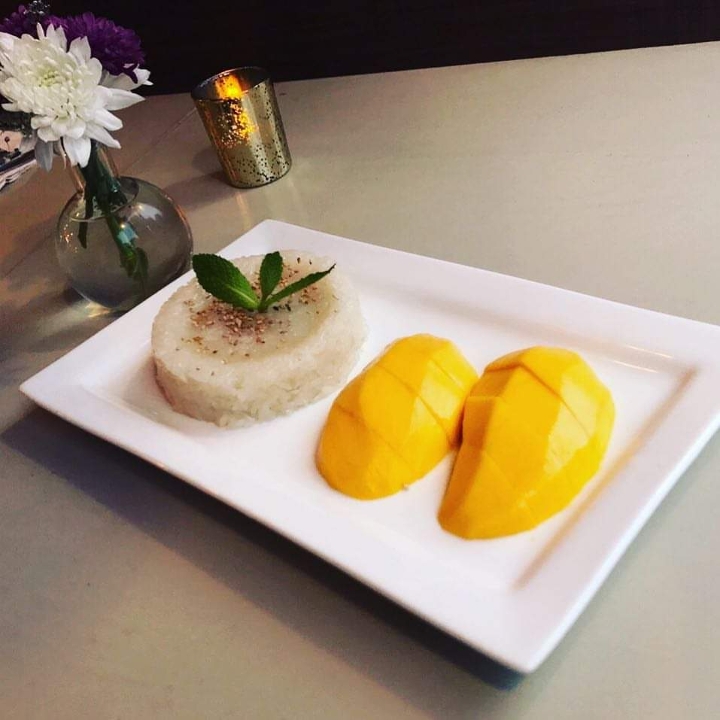 Order Mango Sticky Rice food online from Malii Thai Kitchen store, New York on bringmethat.com
