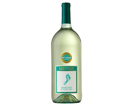Order Barefoot Cellars Moscato, 1.5L white wine (9.0% ABV) food online from Eagle Wine & Liquor store, Carol Stream on bringmethat.com