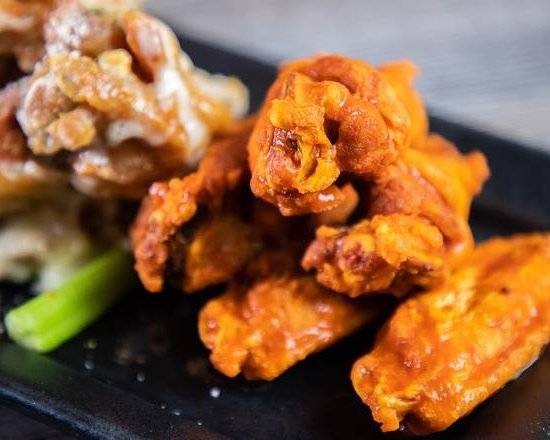Order 6 Traditional Wings food online from Lookout Tavern store, Phoenix on bringmethat.com