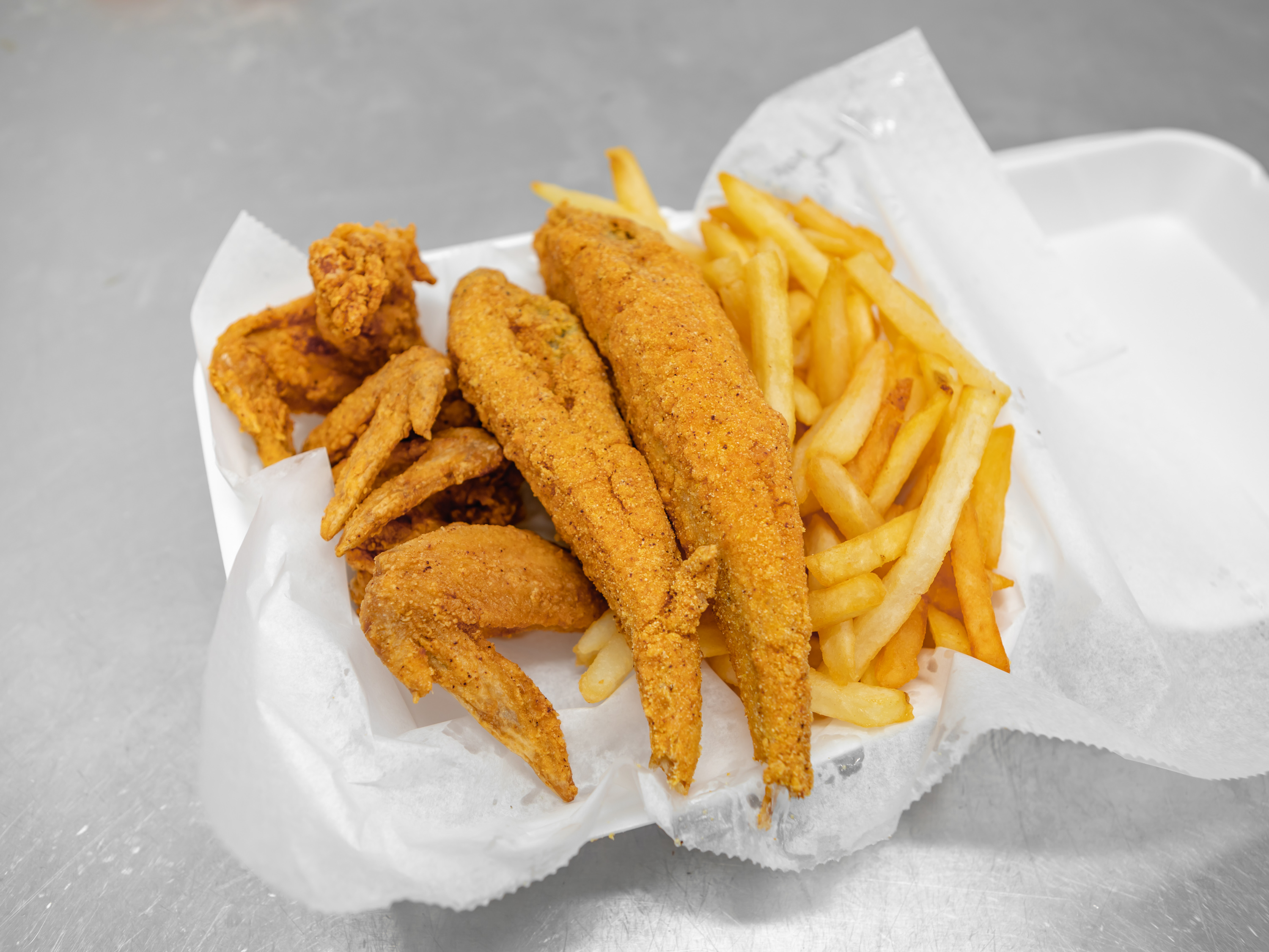 Order 20. 2 Pieces Whole Jack and 4 Wings Combo food online from Pops Fish & Chicken Market store, Fairview Heights on bringmethat.com