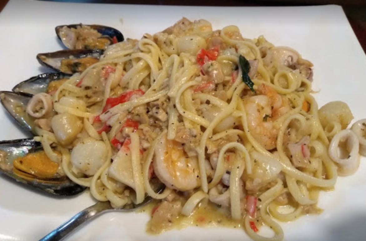 Order Seafood Alfredo - Entree food online from Italian Garden Dining store, Mountain Home on bringmethat.com