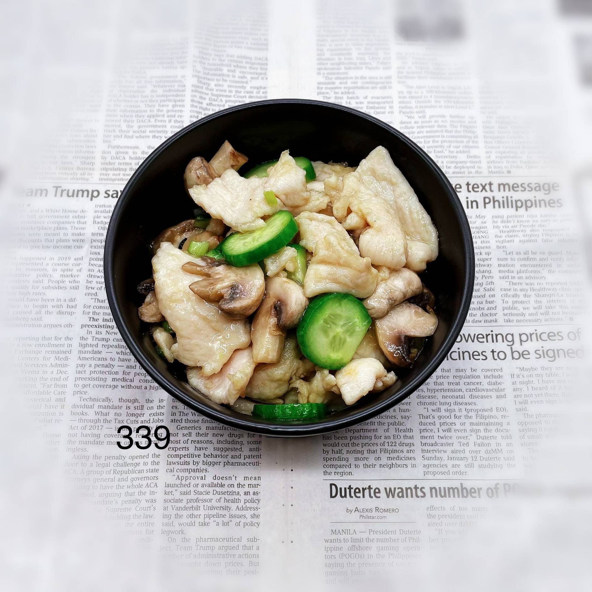 Order ⼩碗蘑菇鸡柳 Mushroom &chicken w/ white sauce food online from Fashion Wok store, Sunnyvale on bringmethat.com