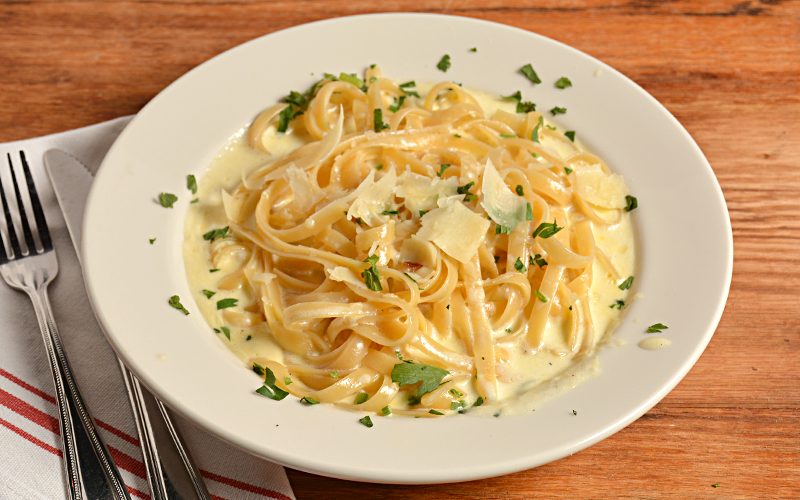 Order Pasta with Alfredo Sauce food online from Cinelli's Pizza store, Franklin Square on bringmethat.com