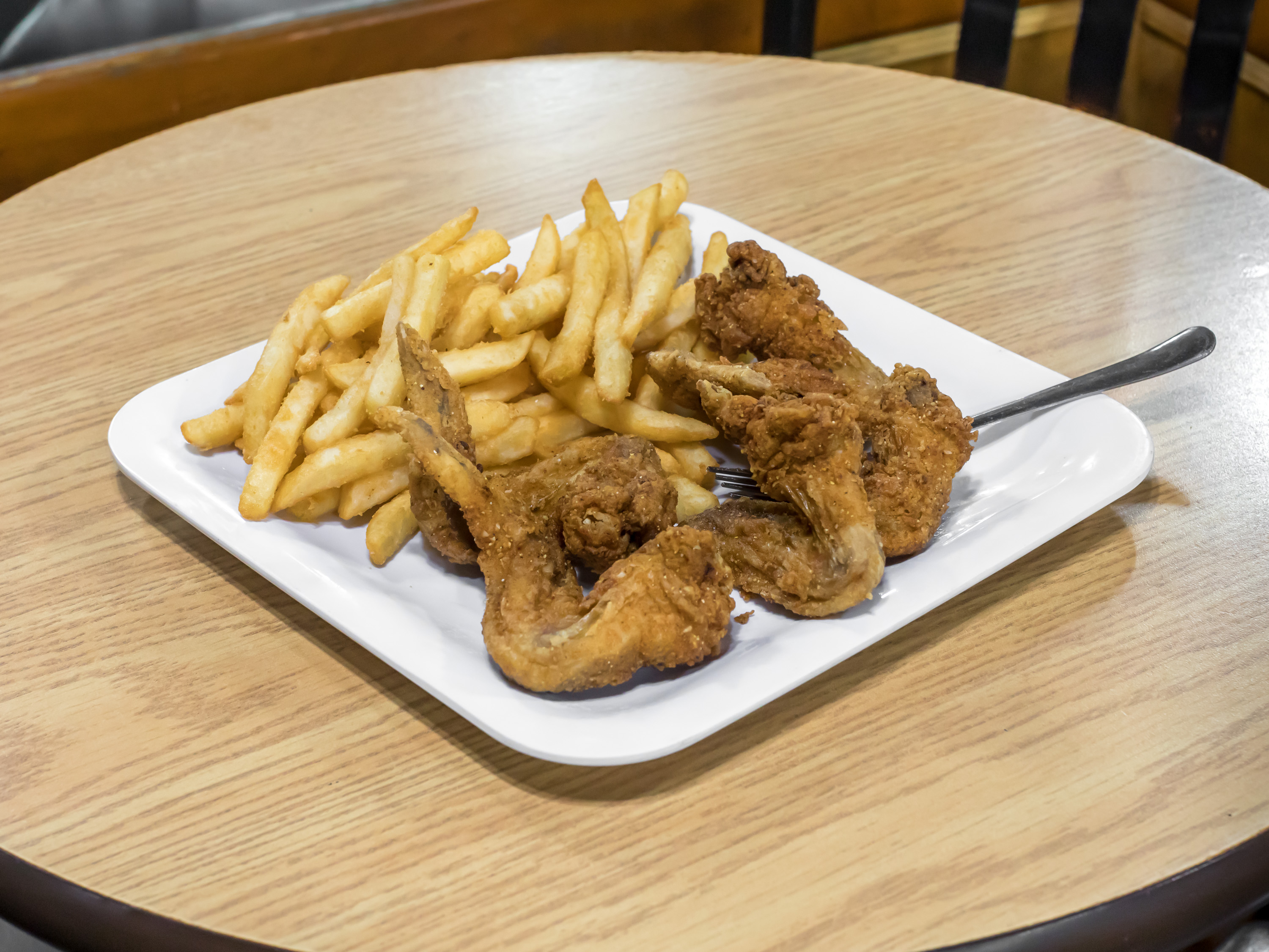 Order Fried Wings and Fries food online from Jovonne Lounge store, Detroit on bringmethat.com
