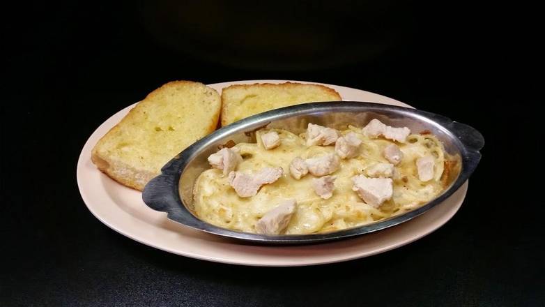 Order Chicken Alfredo food online from St. Louis Pizza and Wings store, St. Louis on bringmethat.com