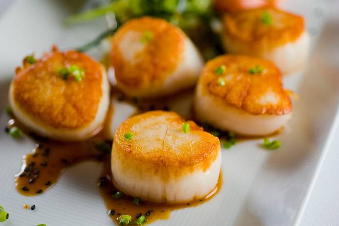 Order GEORGE'S BANK SEARED SEA SCALLOPS food online from Sullivan'S store, King Of Prussia on bringmethat.com