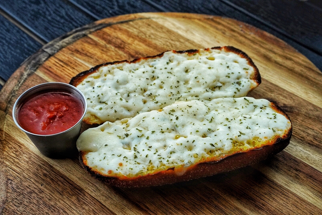 Order GARLIC CHEESE BREAD food online from Daddyo's Pizza store, Houston on bringmethat.com