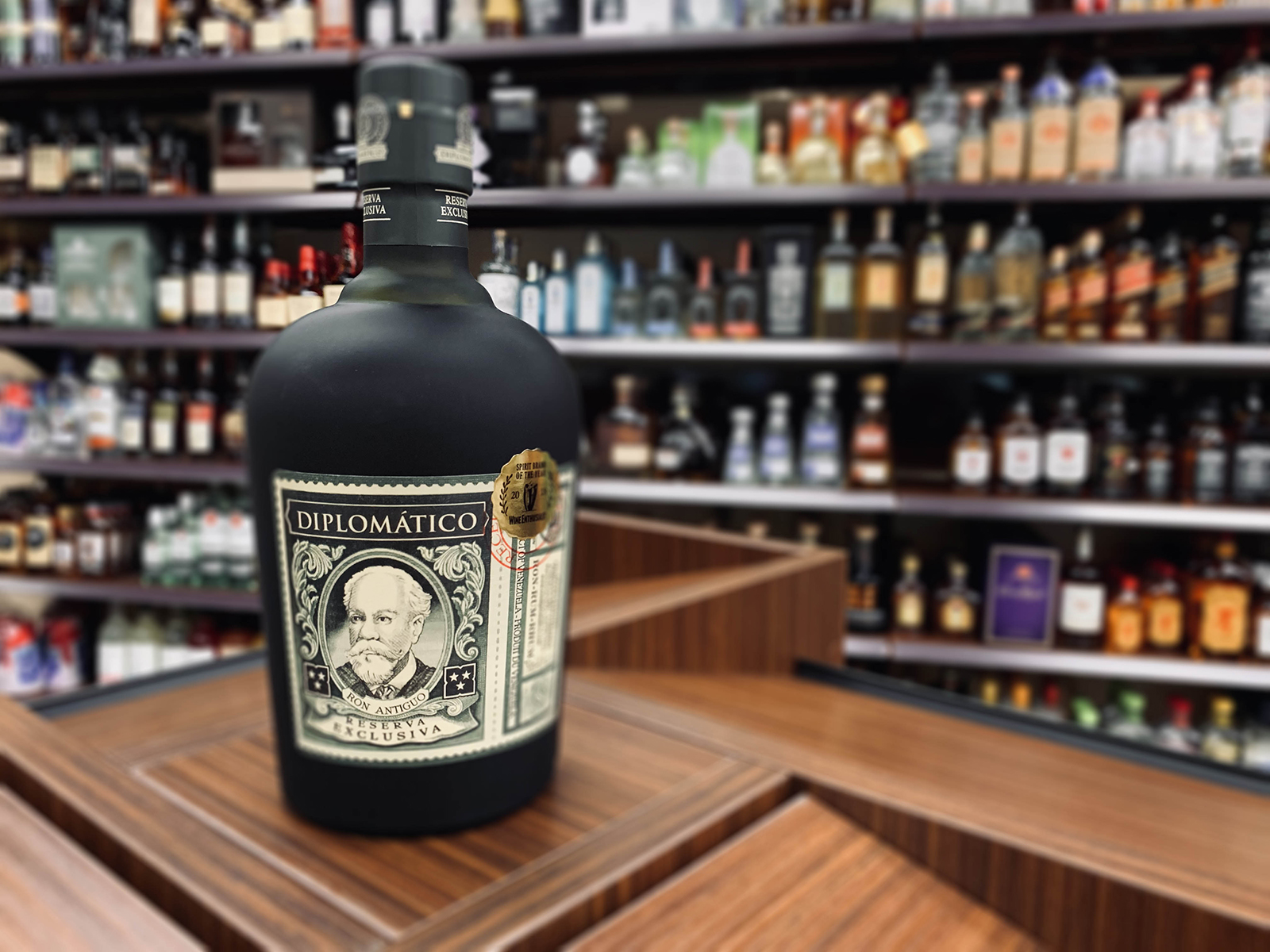 Order Diplomatico Exclusiva Rum, Gift Pack, 750ml food online from Streetcar Spirits store, San Diego on bringmethat.com