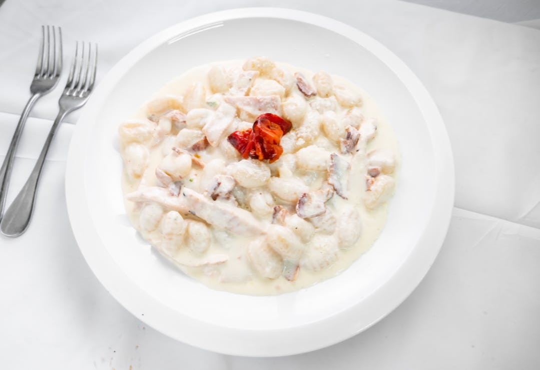 Order Gnocchi Alfredo - Entree food online from Alessios Seafood Grille store, Warrington on bringmethat.com