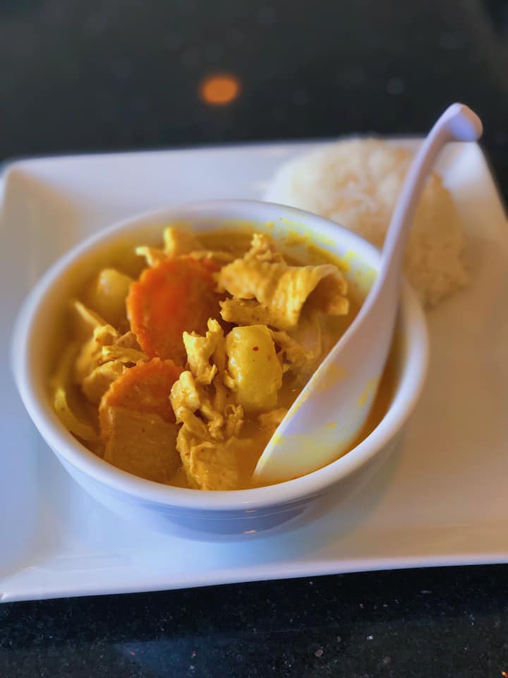 Order Yellow Curry food online from Wanya Thai Restaurant store, Canyon Country on bringmethat.com