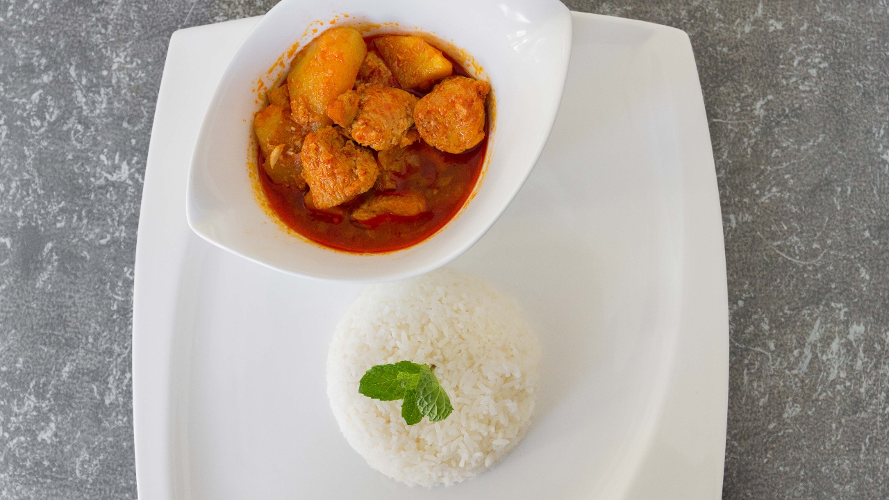 Order Chicken Curry food online from Inle Burmese Cuisine store, San Francisco on bringmethat.com