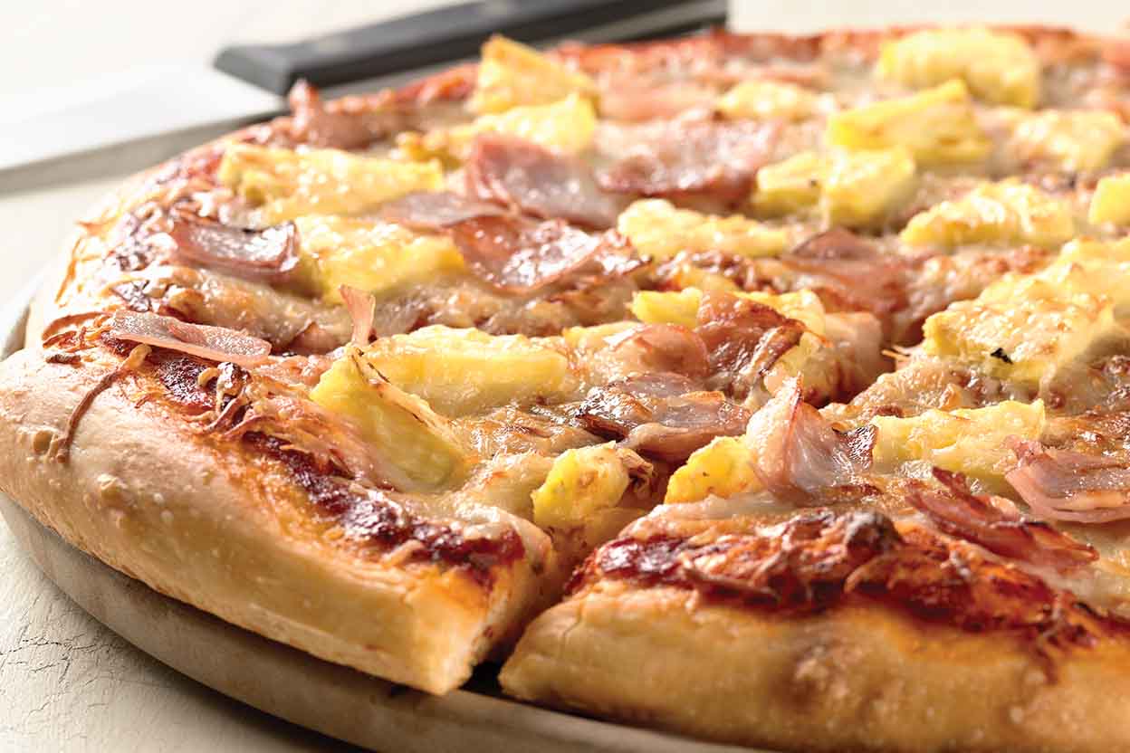 Order 20. Flyin' Hawaiian Pizza food online from Zz Market And Grill store, Detroit on bringmethat.com