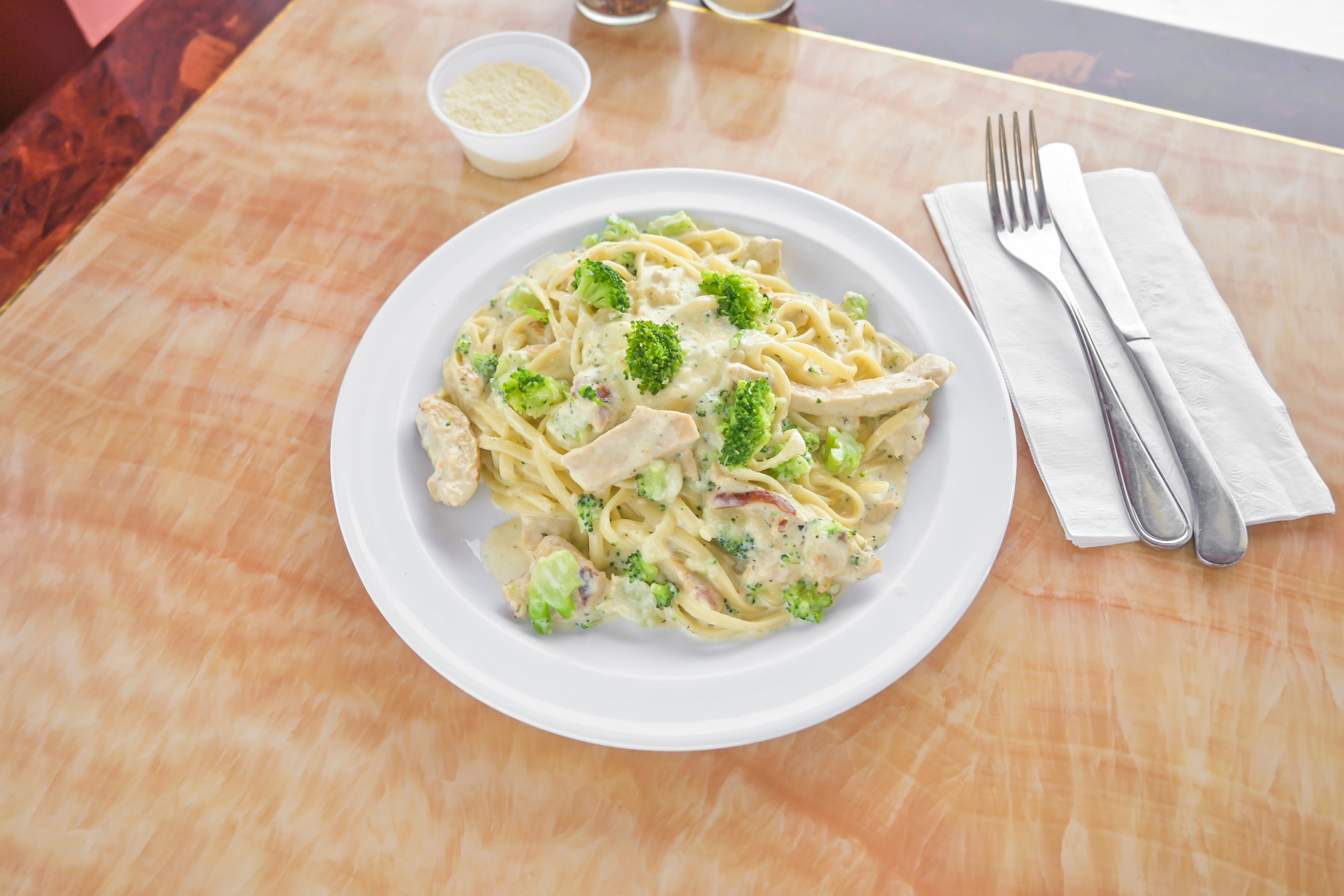 Order Chicken Alfredo with Broccoli - Entree food online from Tuscan Pizza store, Sicklerville on bringmethat.com