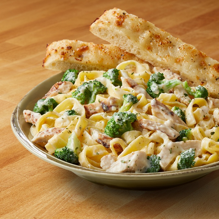 Order Fettuccine Chicken Broccoli with Alfredo Sauce Dinner food online from Gino's Pizza & Ristorante store, Belleville on bringmethat.com