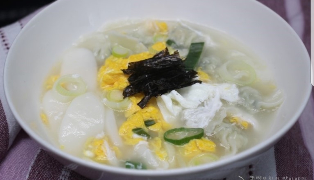 Order 16. Rice cake Dumpling Soup food online from Sisters Korean Kitchen store, Cerritos on bringmethat.com