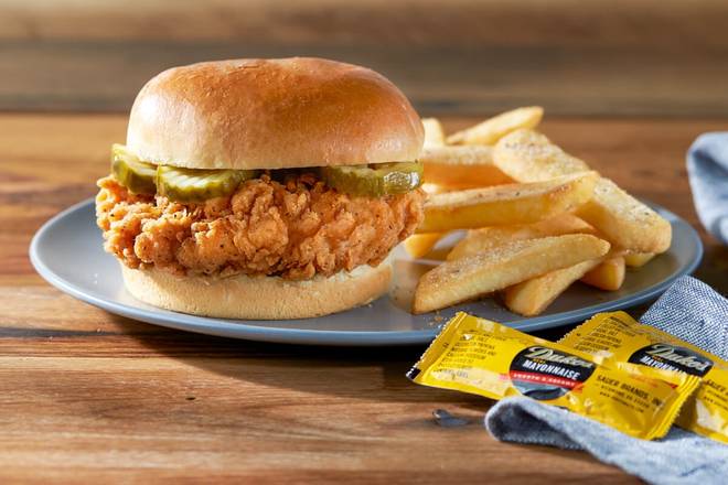 Order Homestyle Chicken Sandwich food online from Chicken N' Biscuits by Cracker Barrel store, Copley on bringmethat.com