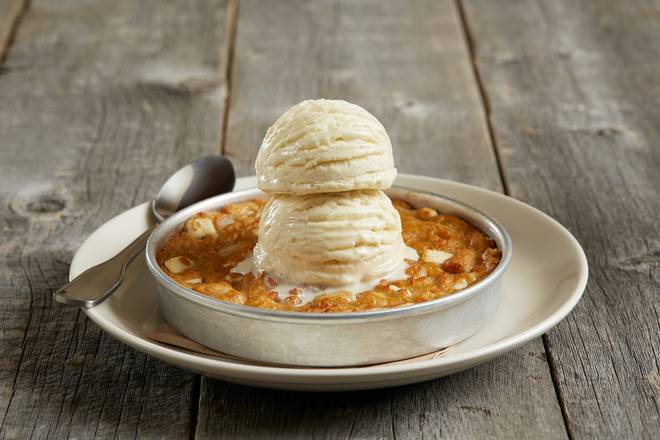 Order White Chocolate Macadamia Nut Pizookie® food online from Bj's restaurants & brewhouse store, Elk Grove on bringmethat.com