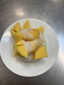Order 71. Sweet Sticky Rice with Mango (Khao Neeo Mamuang) food online from Lisu's Thai Taste | Roseville store, Roseville on bringmethat.com