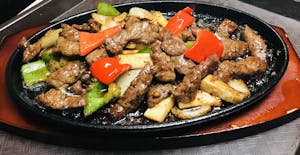 Order C18. Sizzling Steak Black Pepper Sauce 鐵板黑椒牛柳 food online from Kung Fu Noodle store, Tucson on bringmethat.com