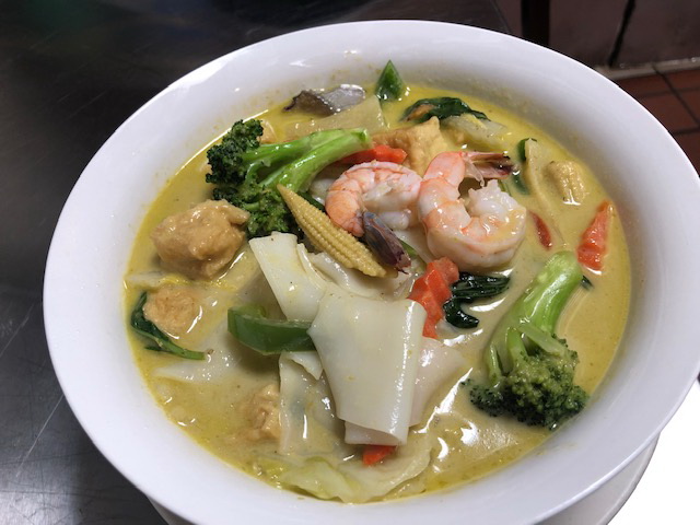Order Green Curry Noodles in Coconut Curry Dinner food online from Thai Deelish store, Ashburn on bringmethat.com