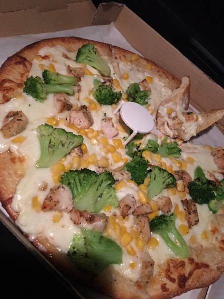 Order Chicken Alfredo Pizza food online from The Hideout Pizza & Grill store, Anaheim on bringmethat.com