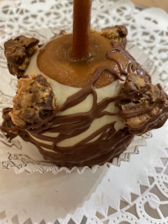 Order Peanut Butter Cup Caramel Apple food online from Rocky Mountain Chocolate Factory store, Redondo Beach on bringmethat.com