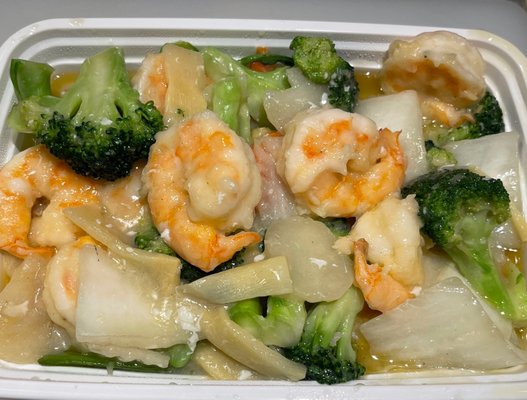 Order 13. Lake Tung Ting Shrimp food online from Chen's Yummy House store, Dumont on bringmethat.com