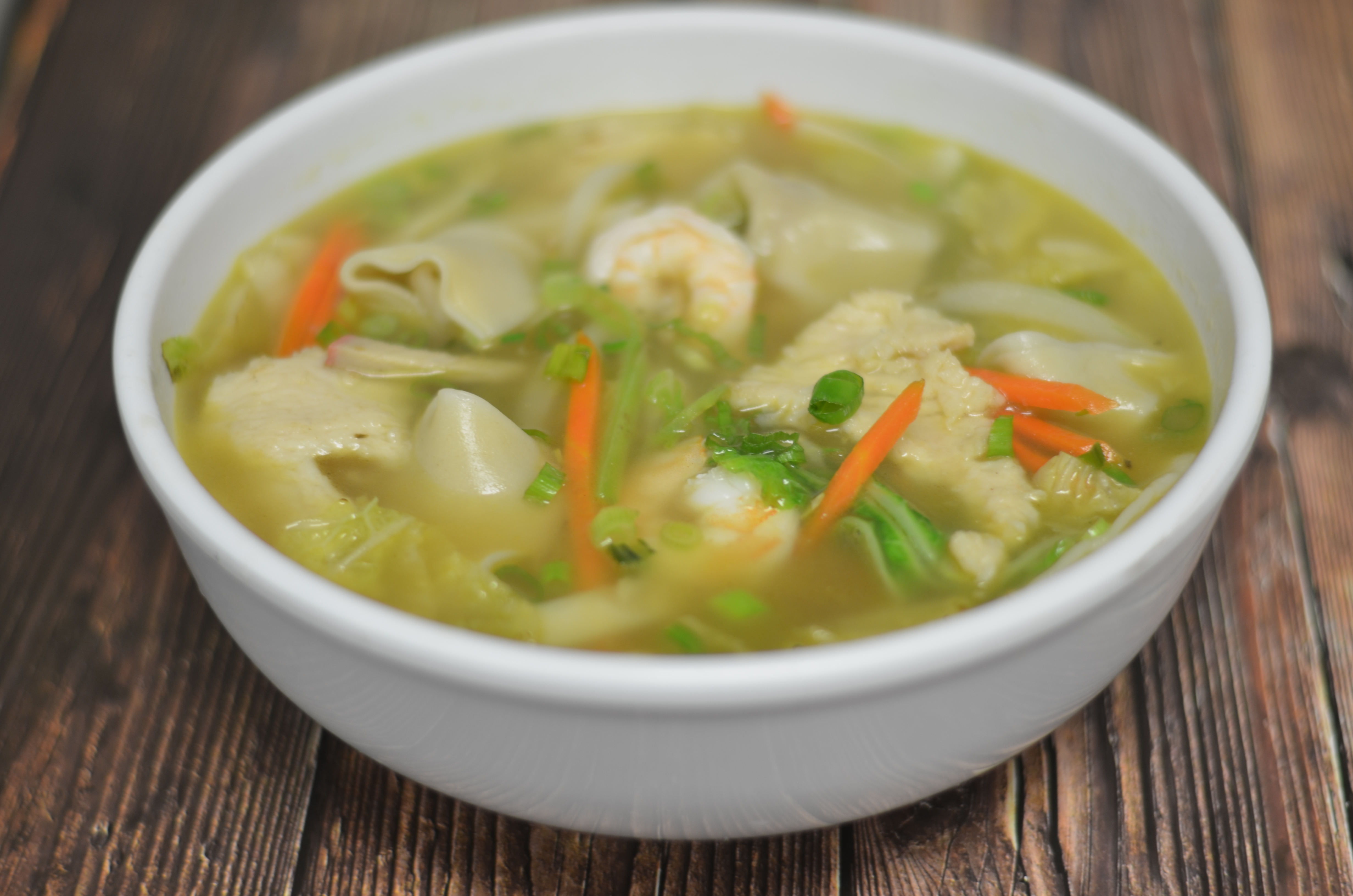 Order House Wonton Soup food online from Yumi Cafe store, Richmond on bringmethat.com