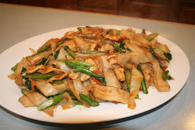 Order Chicken Chow Fun ( Flat Rice Noodle)鸡炒河粉 food online from King Kee store, San Francisco on bringmethat.com
