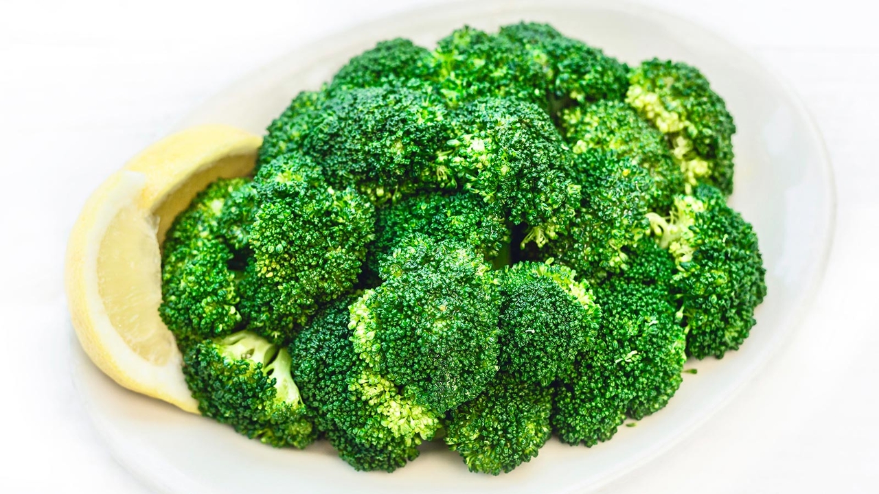 Order GLUTEN FREE CHILLED BROCCOLI food online from Amicis East Coast Pizzeria store, Menlo Park on bringmethat.com