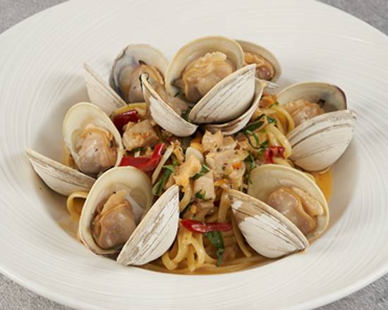 Order Linguine with White Clam Sauce food online from Huntting Inn store, East Hampton on bringmethat.com