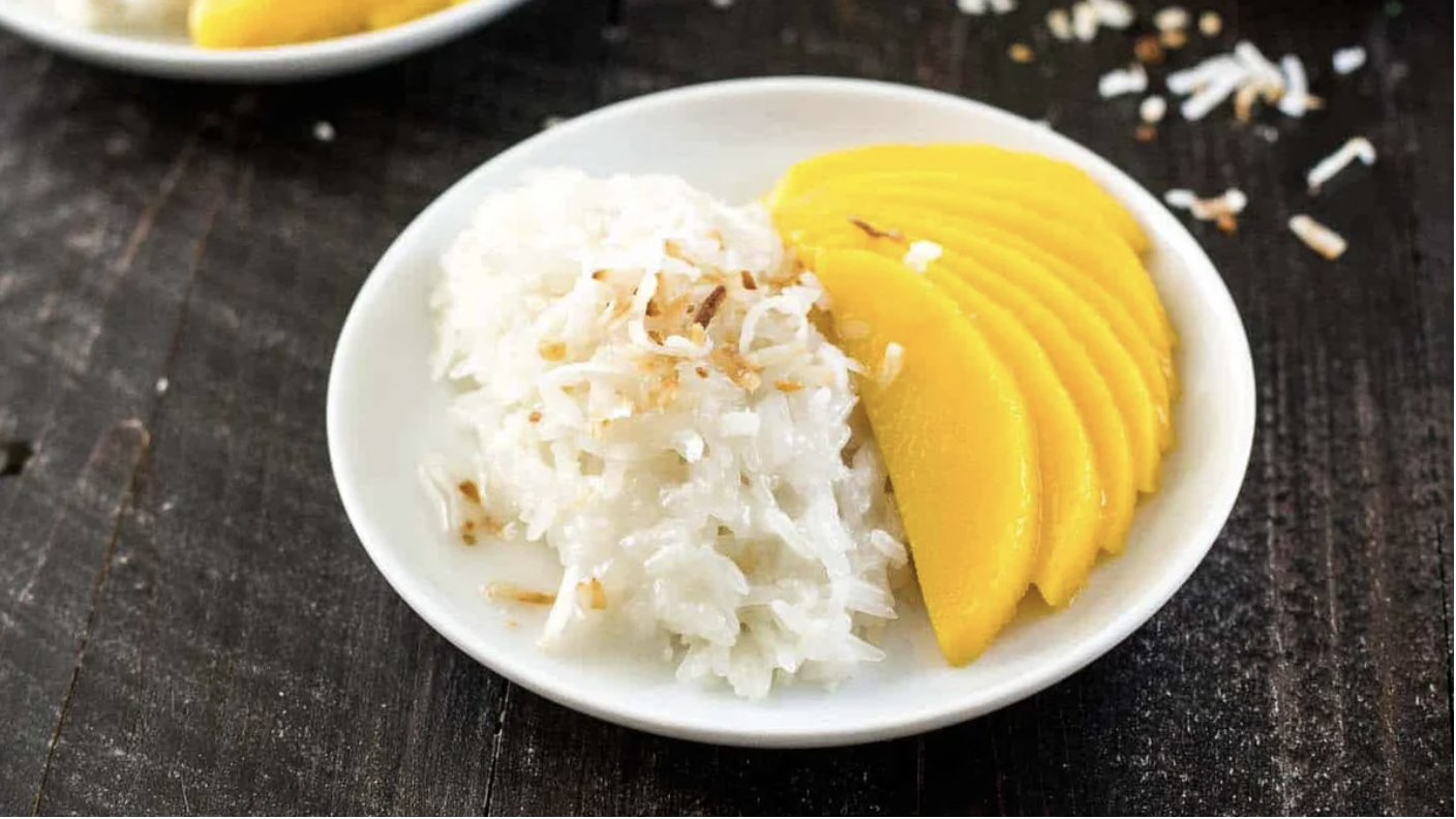 Order D7. Sweet Sticky Rice with Mango food online from Royal Thai Restaurant store, Diamond Bar on bringmethat.com