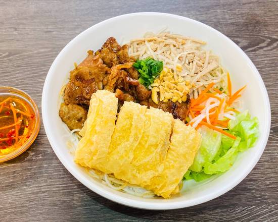 Order B1. Vermicelli With Shredded Pork, Shrimp Cake & A Choice Of Beef, Chicken, Or Pork (Bún Đặc Biệt) food online from Pho Seven store, San Lorenzo on bringmethat.com