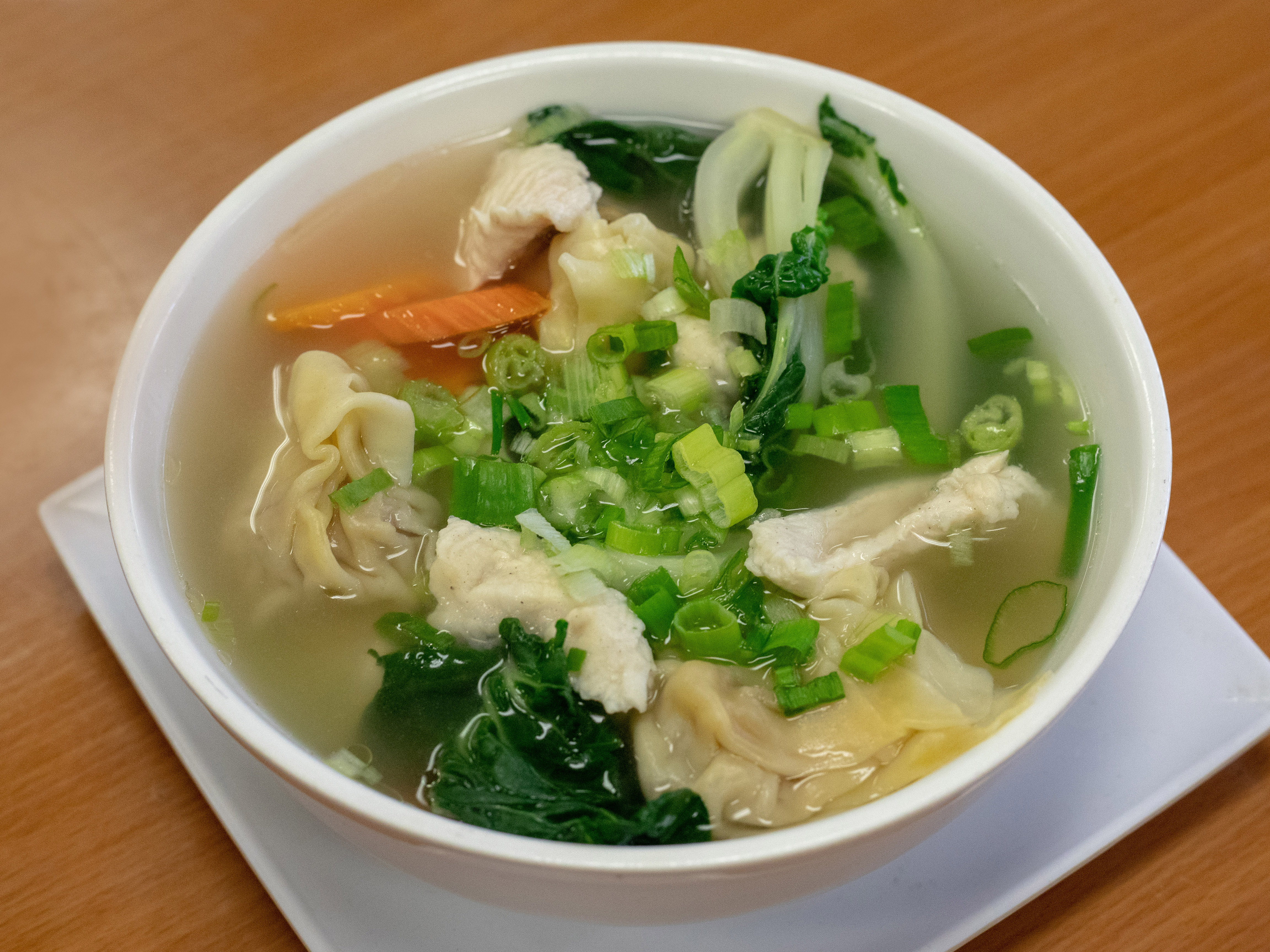 Order House Wonton Soup food online from Lin's Kitchen store, San Francisco on bringmethat.com