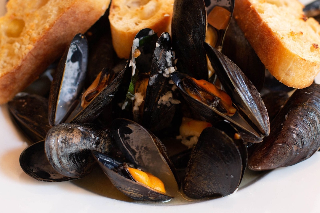 Order Steamed PEI Mussels food online from Litchfield Saltwater Grille store, Litchfield on bringmethat.com