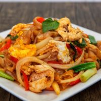 Order Drunken Noodles food online from Rice By Mama 2 store, Ventura on bringmethat.com
