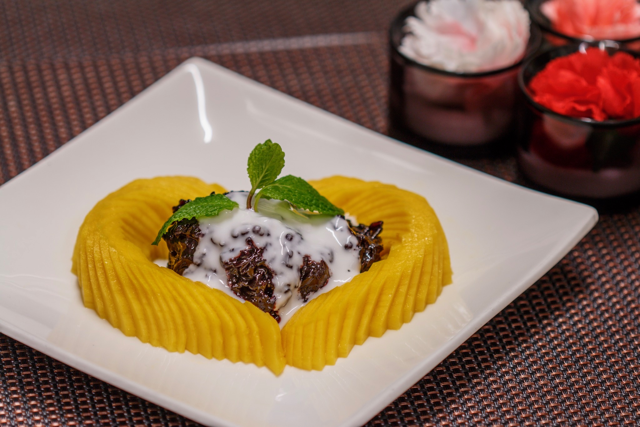 Order Sweet Black Sticky Rice and Fresh Mango food online from Up 2u Thai Eatery store, Alameda on bringmethat.com