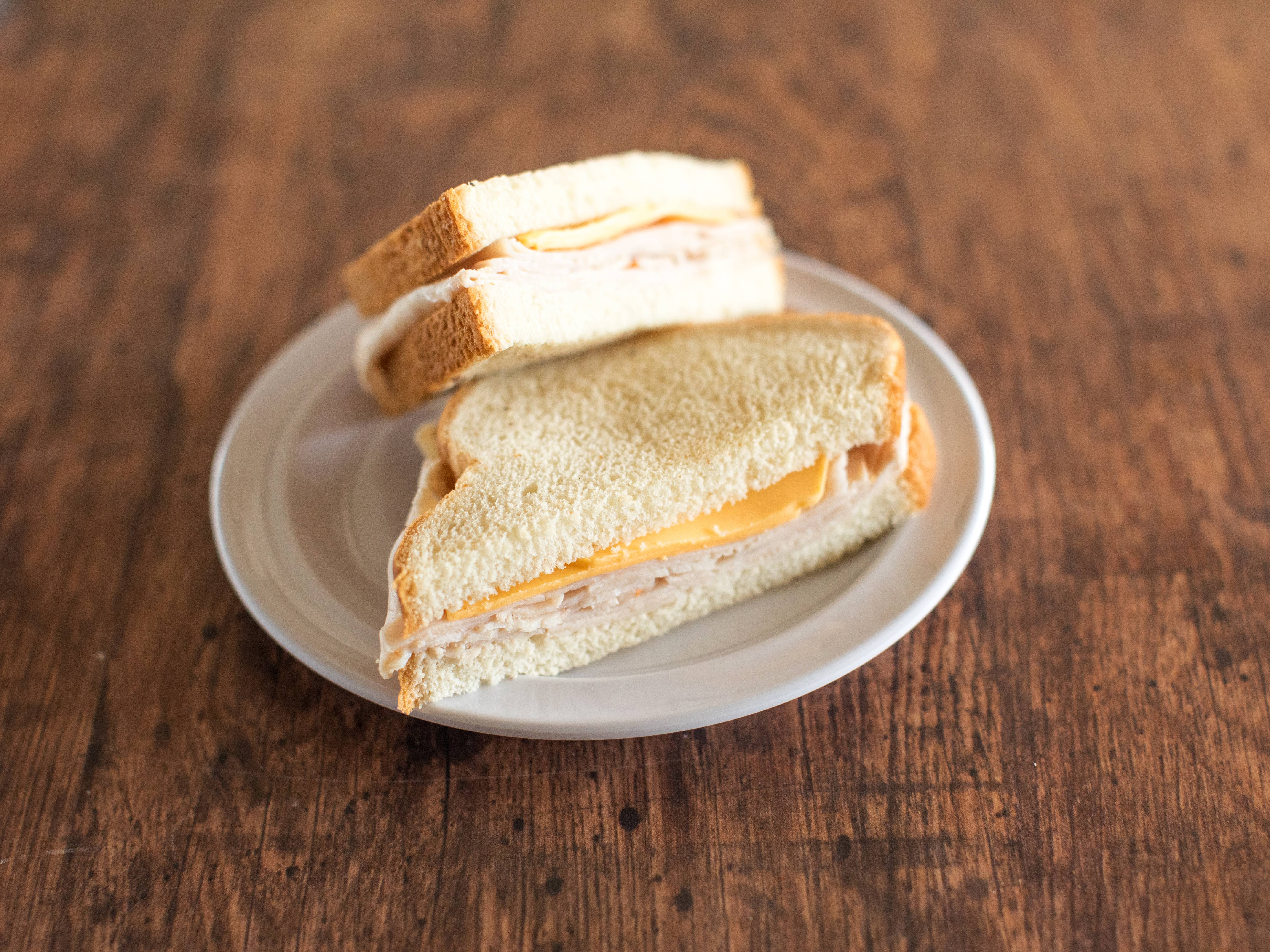 Order 13. White Turkey Breast Sandwich food online from Padow's Hams & Deli store, Glen Allen on bringmethat.com