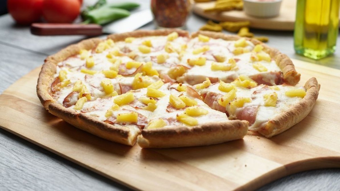 Order Hawaiian Pizza food online from Chicago's Pizza With A Twist store, Arlington on bringmethat.com