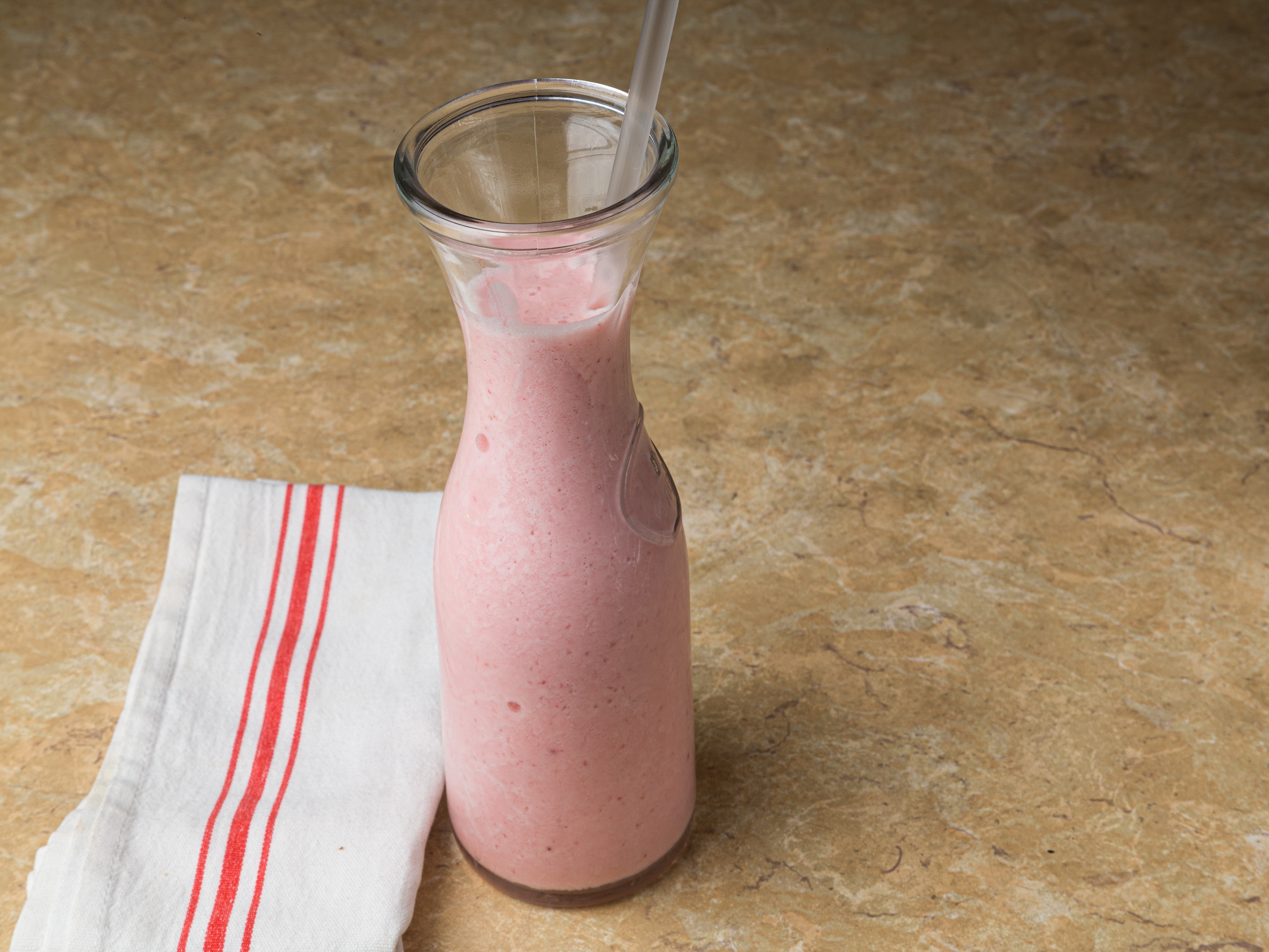 Order Strawberry Banana Smoothie food online from Eggty 8 Cafe store, Fort Lee on bringmethat.com