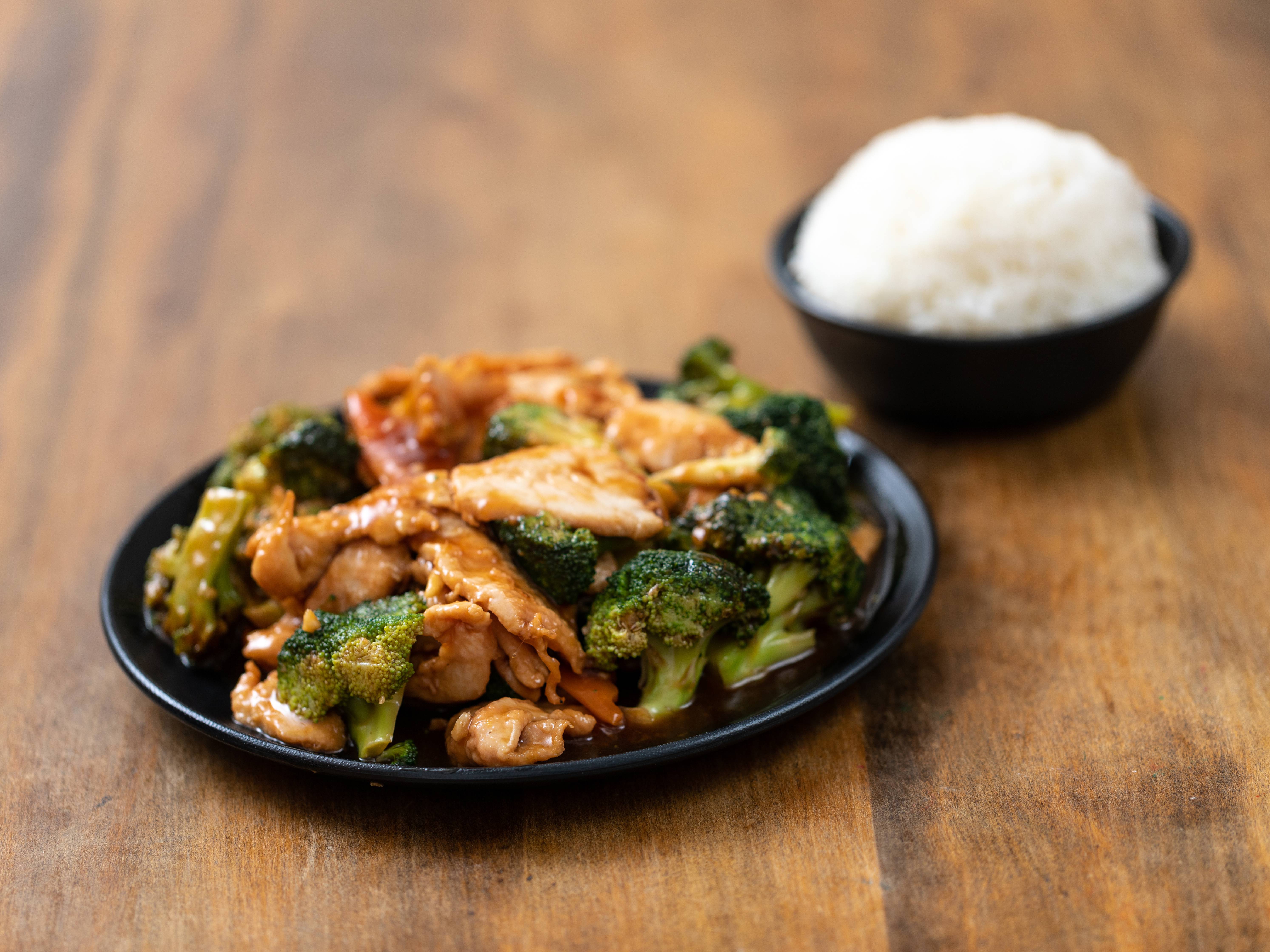 Order Chicken with Green Broccoli food online from Young Chow Asian Restaurant & Sushi Bar store, Washington on bringmethat.com