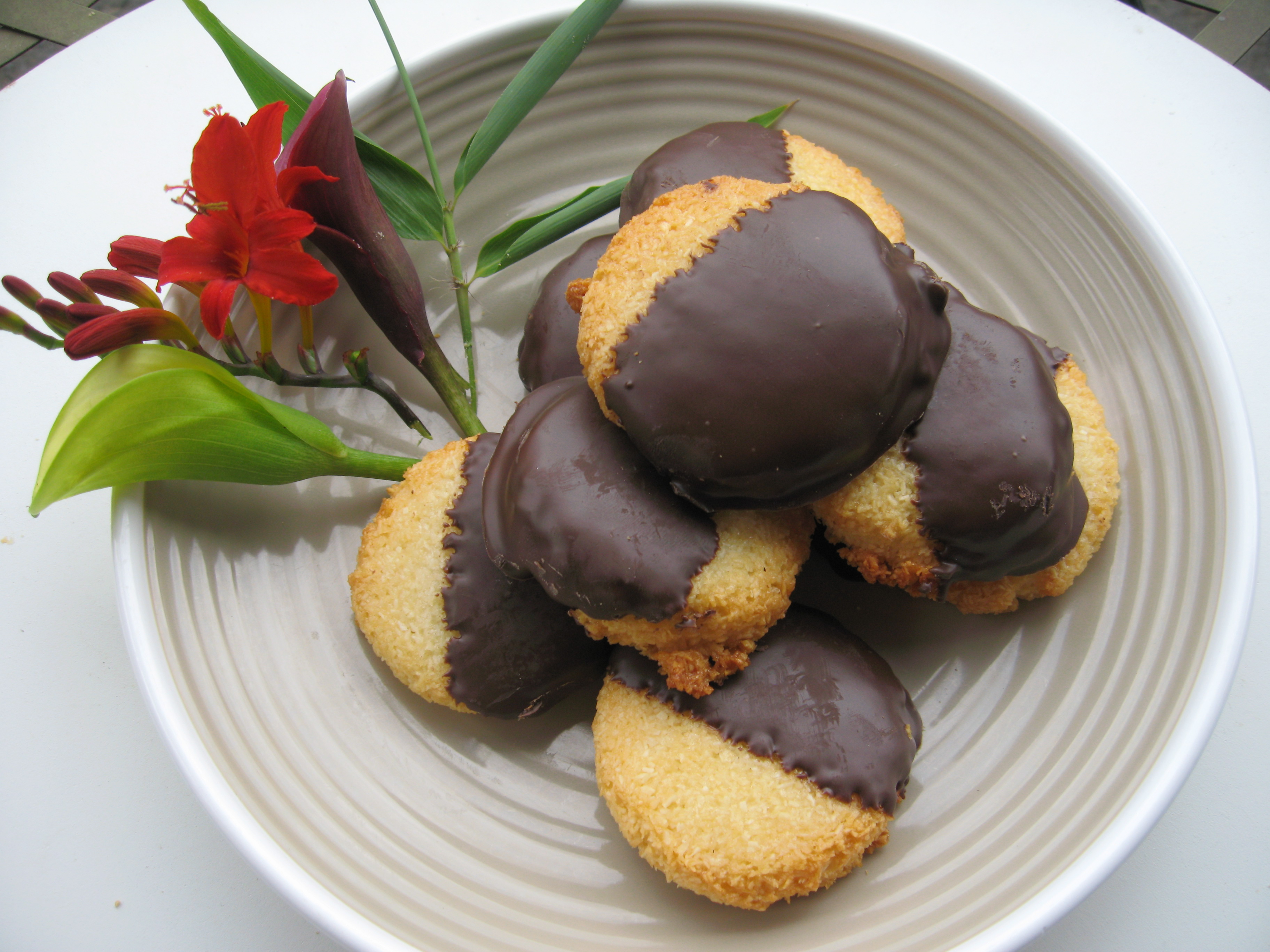 Order Chocolate Coconut Maracoons food online from An Xuyen Bakery store, Portland on bringmethat.com