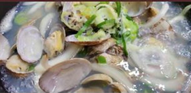 Order 82. Manila Clam Soup food online from Cafe Gunul 2 store, Rowland Heights on bringmethat.com